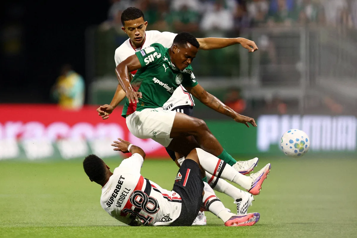Palmeiras bate o São Paulo, recupera a liderança do Brasileiro e agora torce pelo Corinthians
