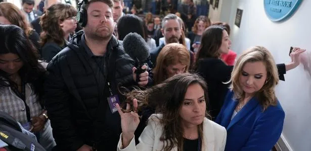 CNN, Politico e MS NOW processam Trump após banimento da Casa Branca