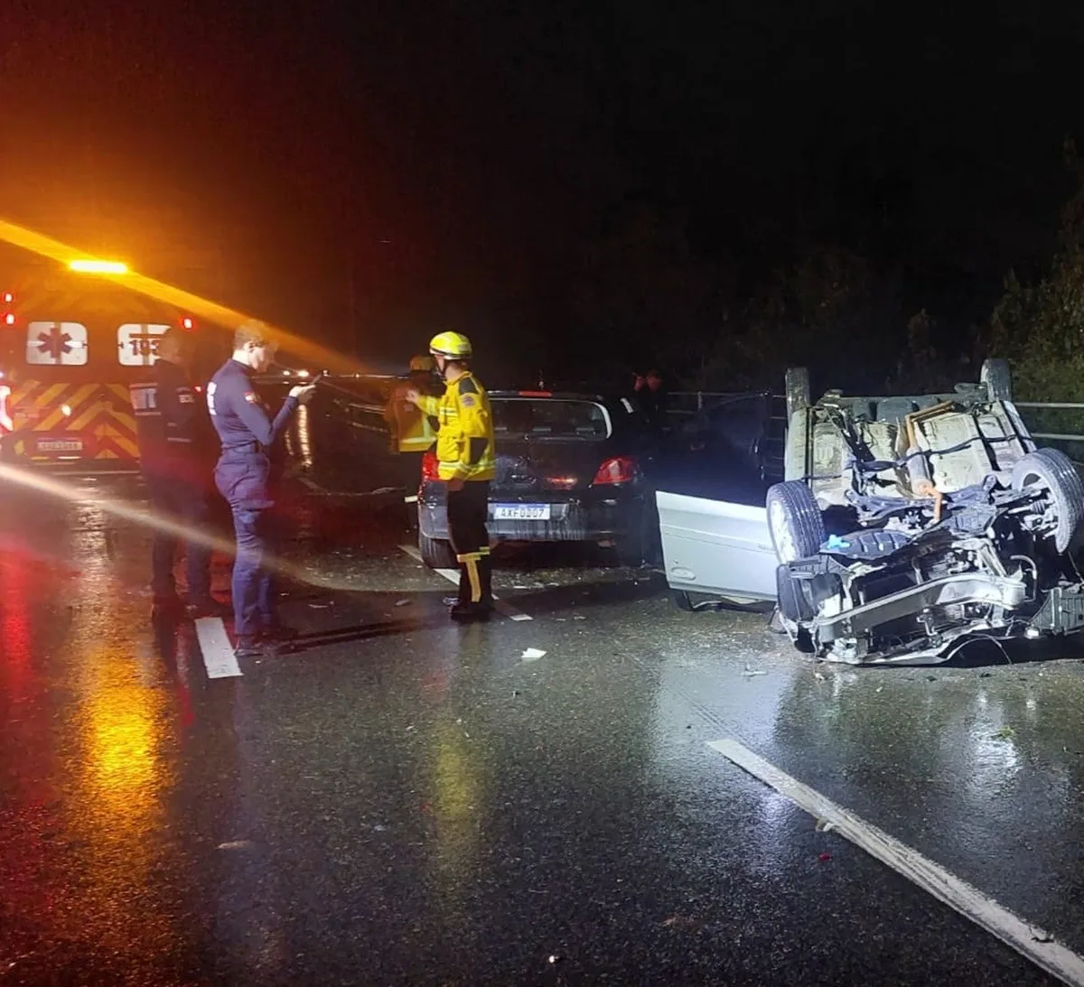 Jovens de 18 anos morrem e dois motoristas ficam feridos em batida entre carros em Blumenau