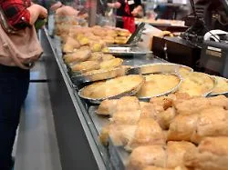 Pin statt Trinkgeld eingetippt: Seniorin zahlt versehentlich 1700 Euro für ein Nuss-Croissant
