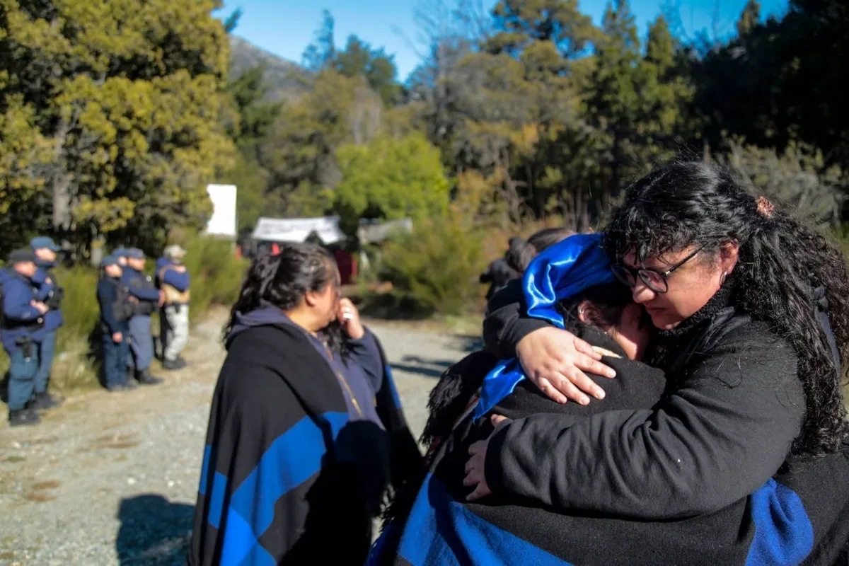 Tensa tregua: suspenden el desalojo de dos comunidades mapuches y surge la propuesta de una resolución alternativa
