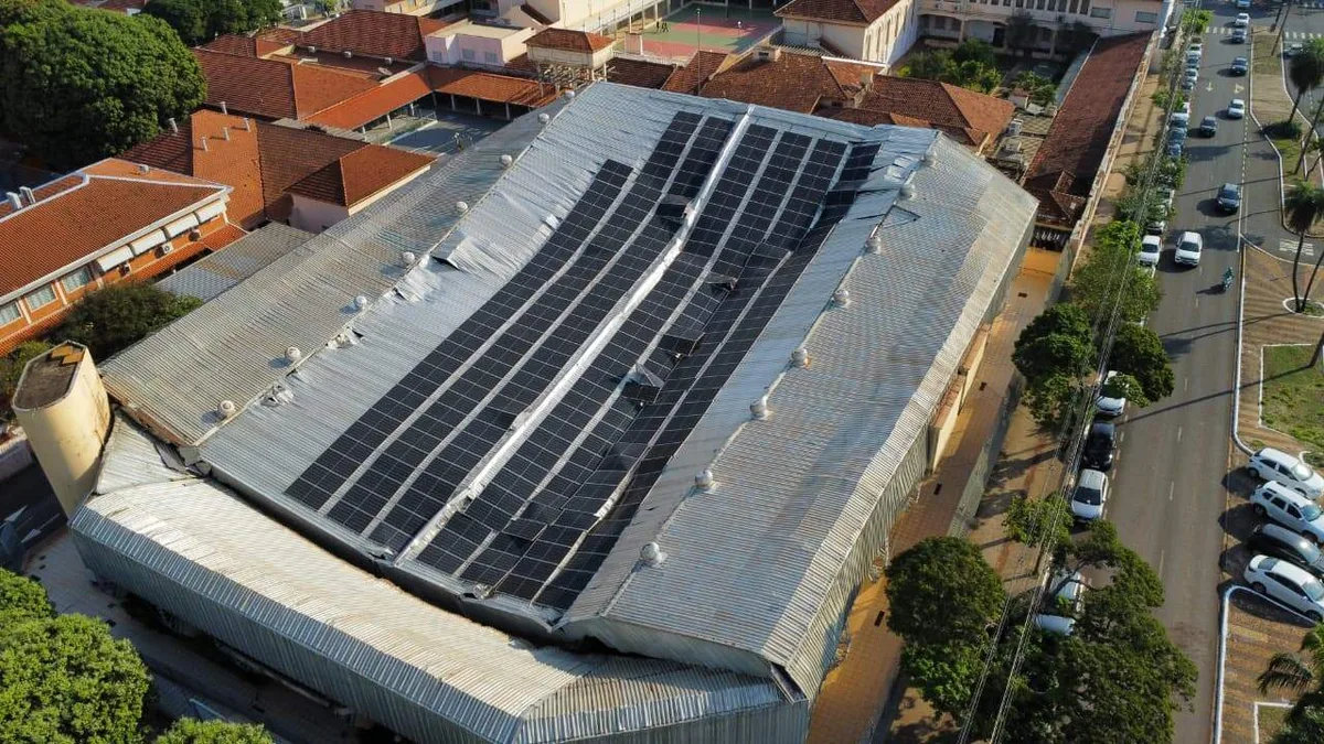 Perícia vai apontar se placas solares provocou queda de cobertura de ginásio