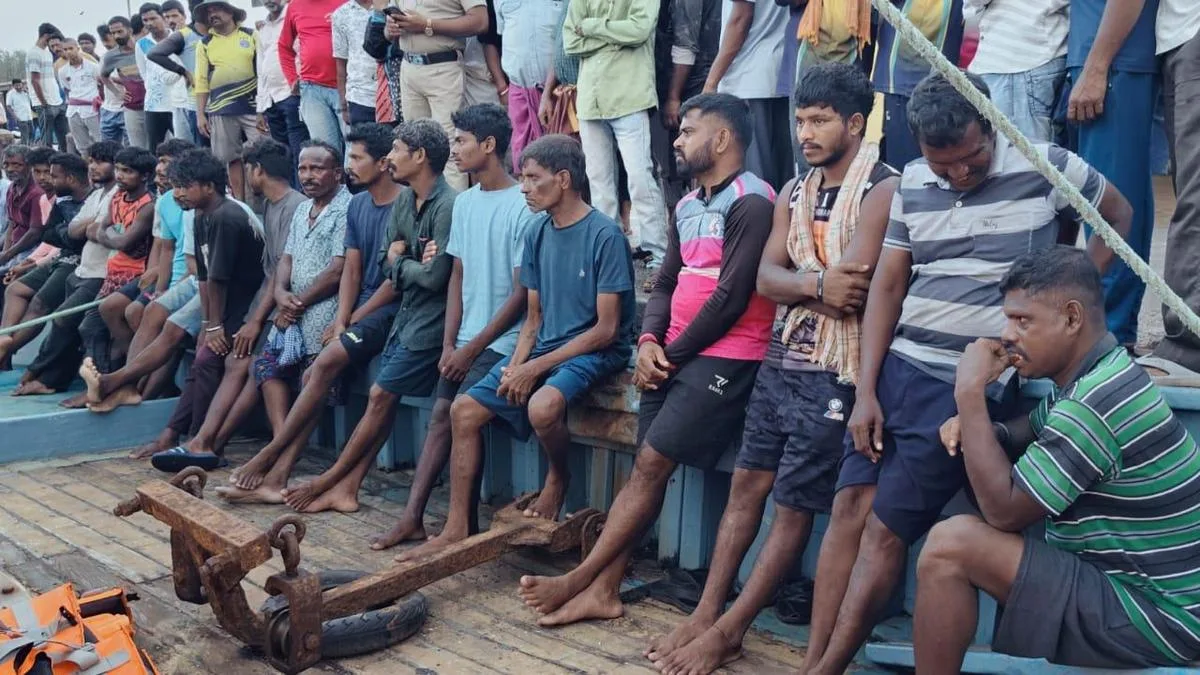 Fishermen rescued from sinking boat near Gangolli fishing harbour in Udupi district