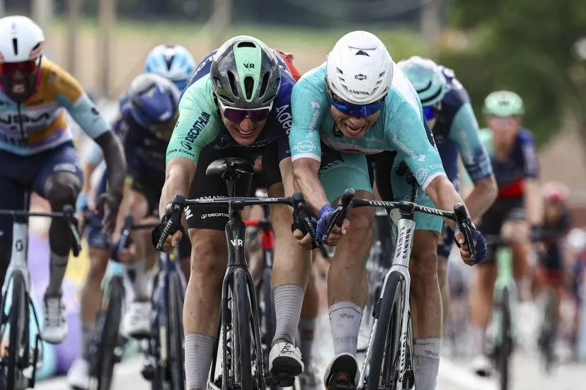 Jasper Philipsen s'adjuge la 4e étape du Renewi Tour à la photo-finish devant Olav Kooij