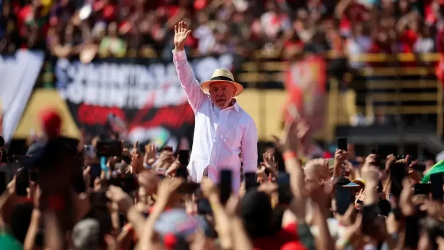 Lula ‘volta ao passado’, aposta em mulheres e emoção em 1º ato de campanha