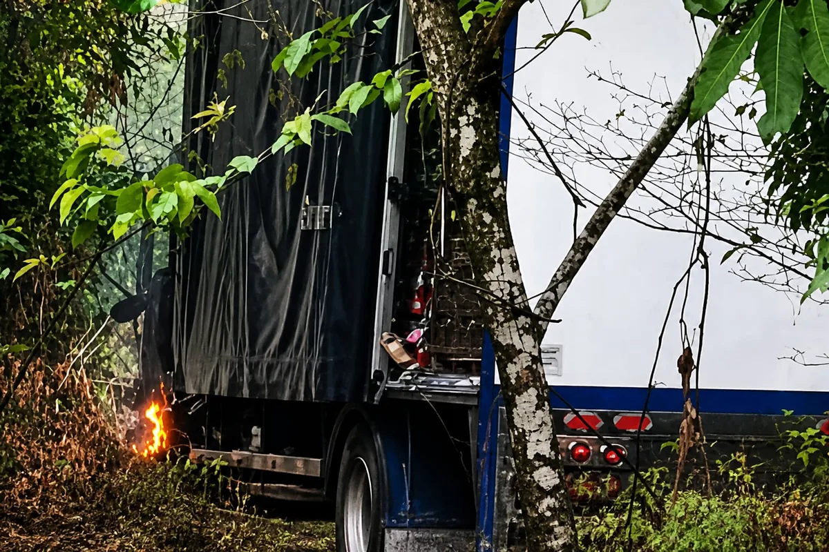 Un camión de gasesosas fue incendiado en Huila: las autoridades ya buscan a los responsables y se barajan sospechosos