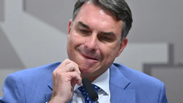 Flávio Bolsonaro investigado por suposta corrupção e lavagem de dinheiro