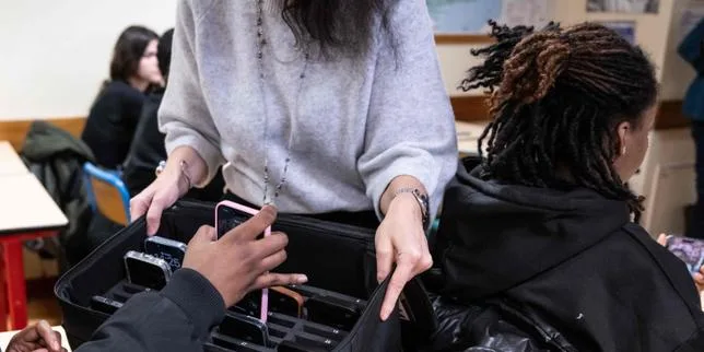 Interdiction du téléphone portable au lycée : la mesure « pourra être effective dès la rentrée », assure le gouvernement