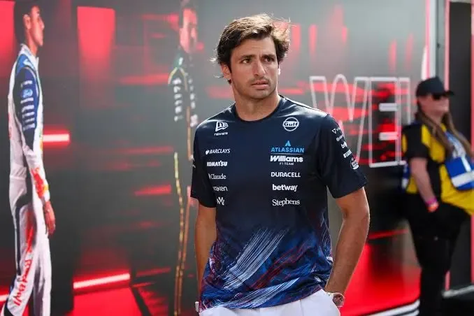 Sainz renova com Williams e completa dupla da equipe para 2027