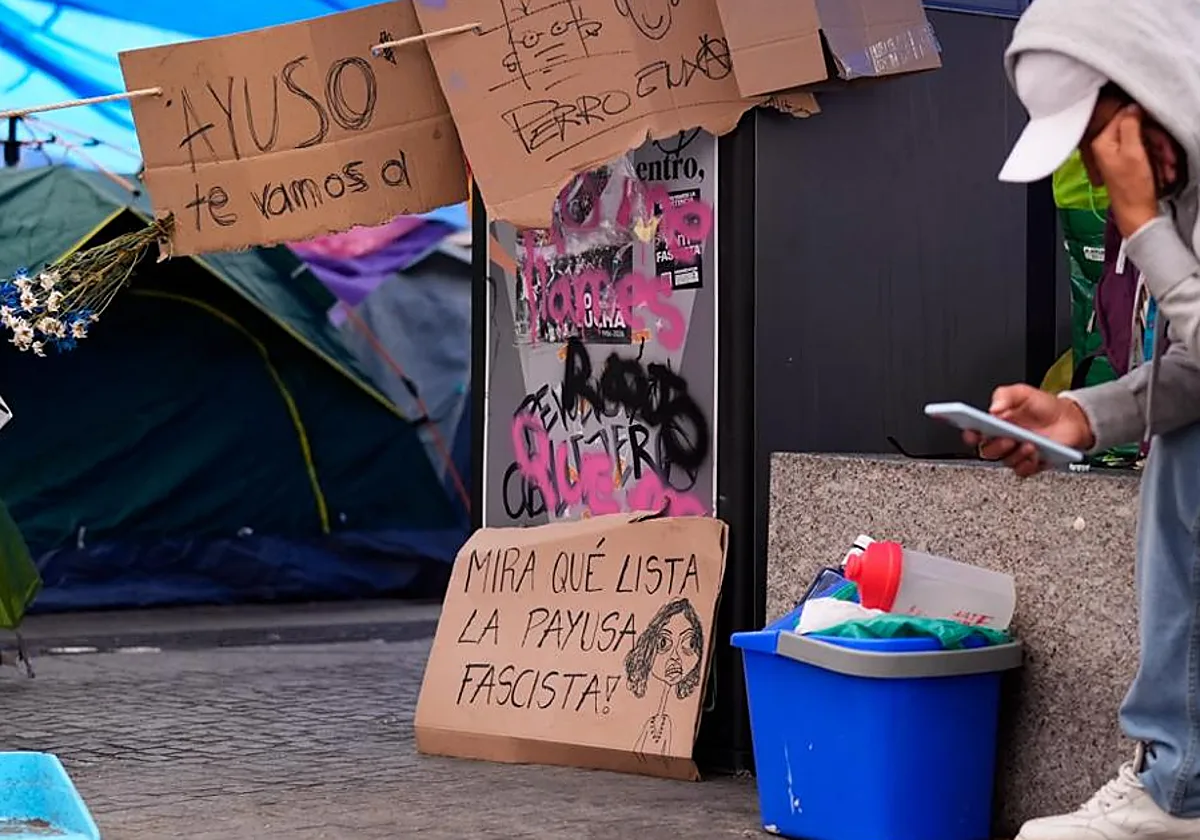 La Comunidad de Madrid denuncia ante la Fiscalía delitos de odio contra Ayuso en la acampada de Sol