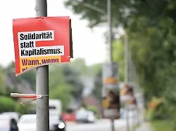 Bärtchen, Hütchen und Co.: Wahlplakat beschädigt: Welche Strafe droht?