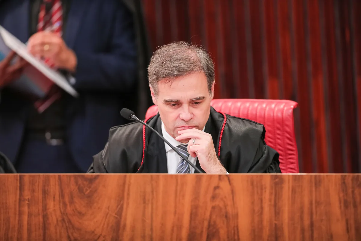 'Tesouraço de Flávio': Mendonça paralisa julgamento após TSE formar maioria para derrubar sua decisão contra vídeo de Lula