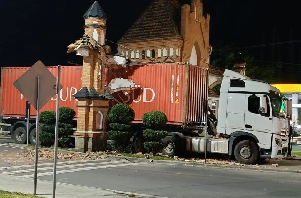 Restauração de cartão-postal destruído por carreta ganha data para conclusão em SC