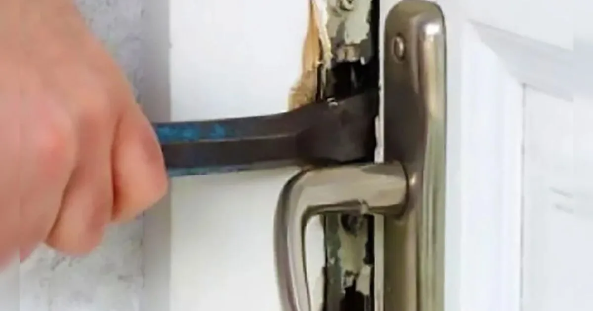 Mulher chega em casa, encontra porta arrombada e descobre furto de vários objetos em Ivaiporã