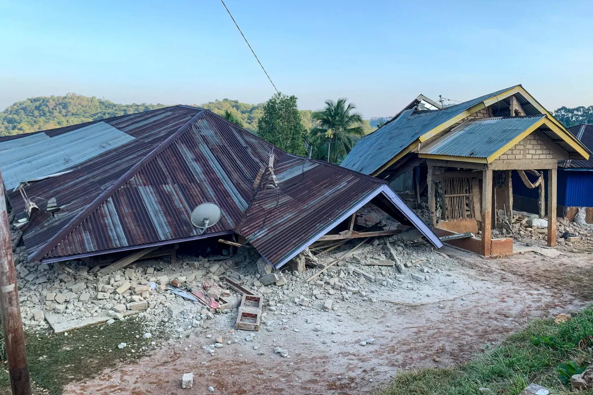 Casi medio centenar de muertos y 2.000 evacuados tras dos terremotos de magnitud 7,7 y 6,9 en Indonesia