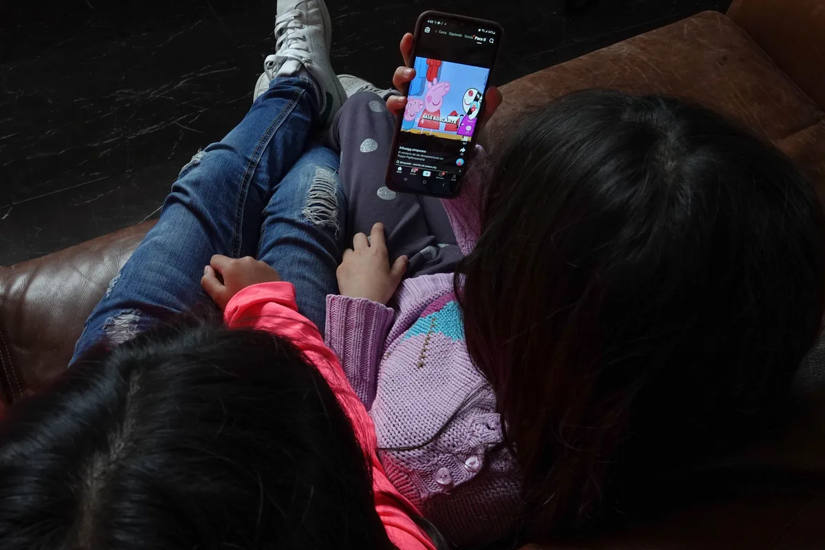 Publican en el DOF restricción de celulares en primarias y secundarias de México