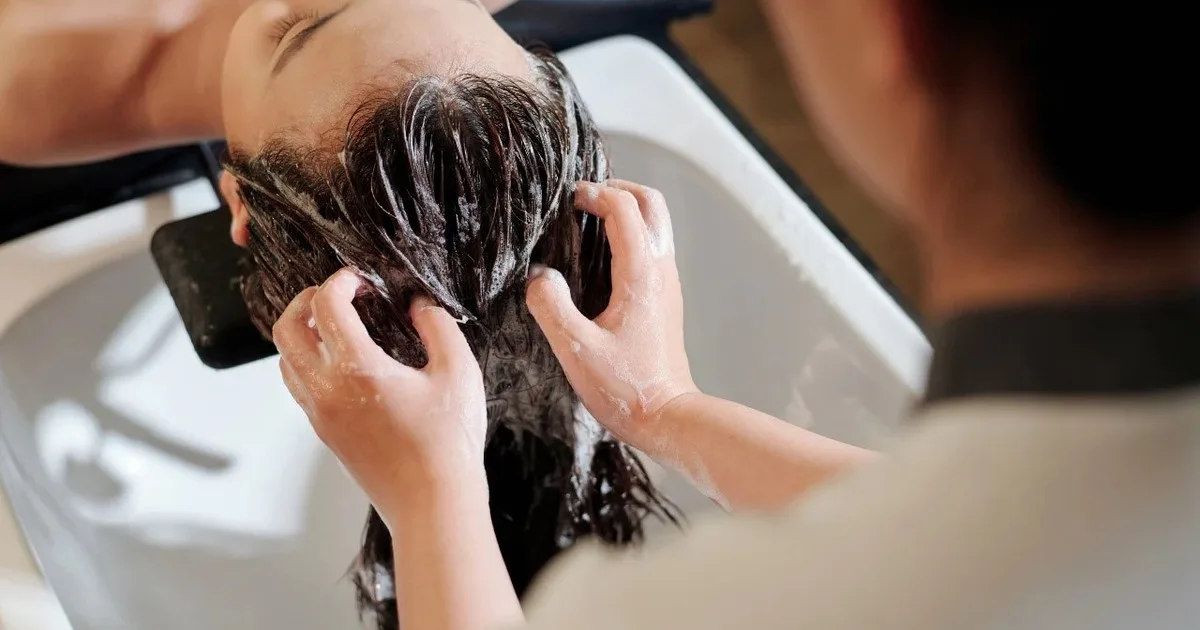 Los peluqueros expertos coinciden: “Lavarse el pelo al revés es una técnica interesante porque actúa como barrera protectora antes de que el champú limpie”
