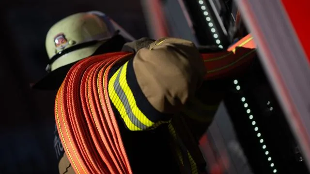 Feuerwehr im Einsatz: Kuhstall in Flammen – Tiere auf den Straßen unterwegs