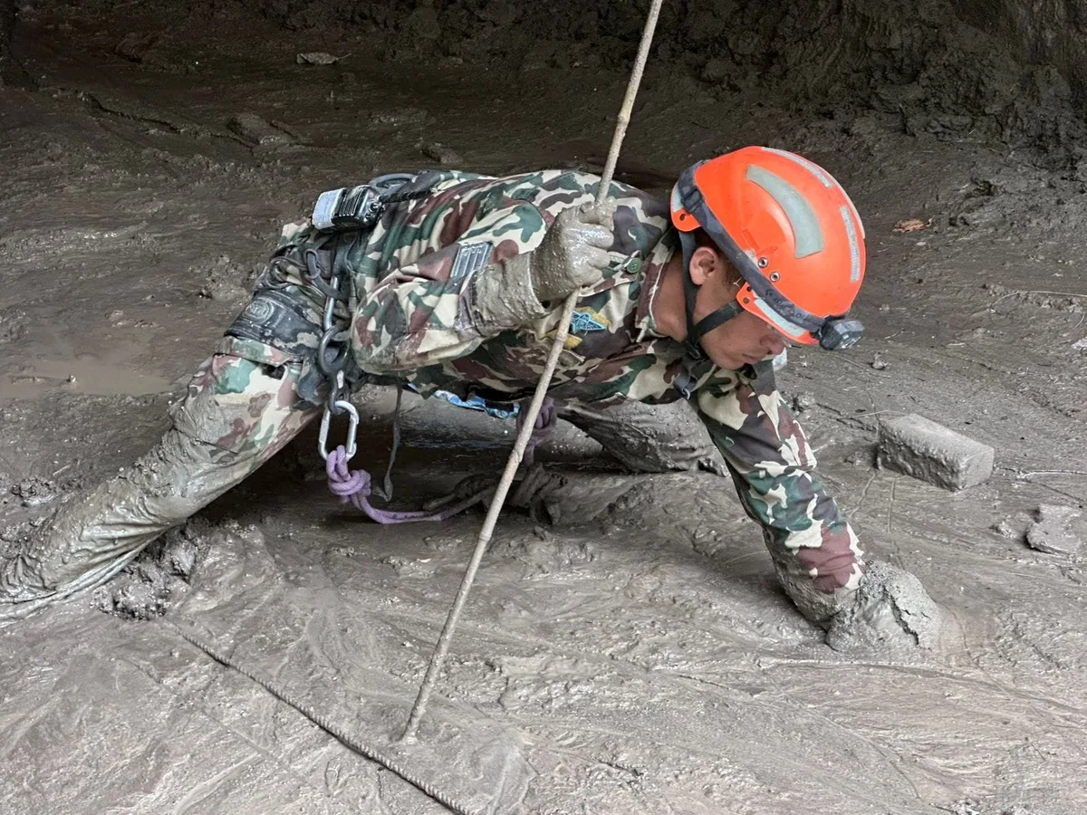 Água invadiu túnel e precisei correr por 20 minutos, diz trabalhador nepalês que sobreviveu a avalanche