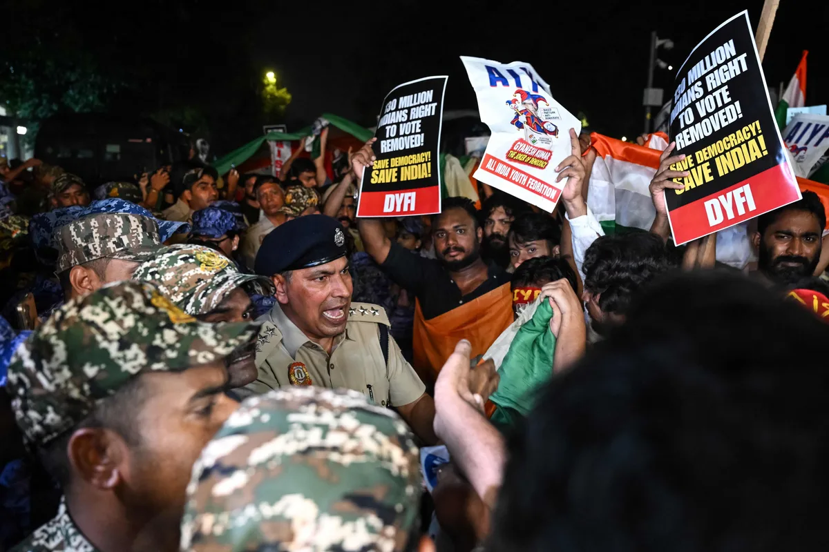 La policía india detiene al líder del movimiento estudiantil de las “cucarachas” antes de otra masiva manifestación