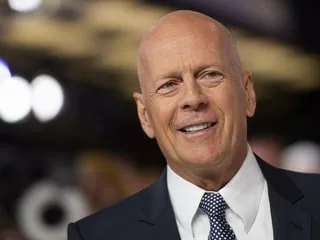 « Un moment tendre avec mon père » : la photo touchante de Bruce Willis, photographié au mariage de sa fille