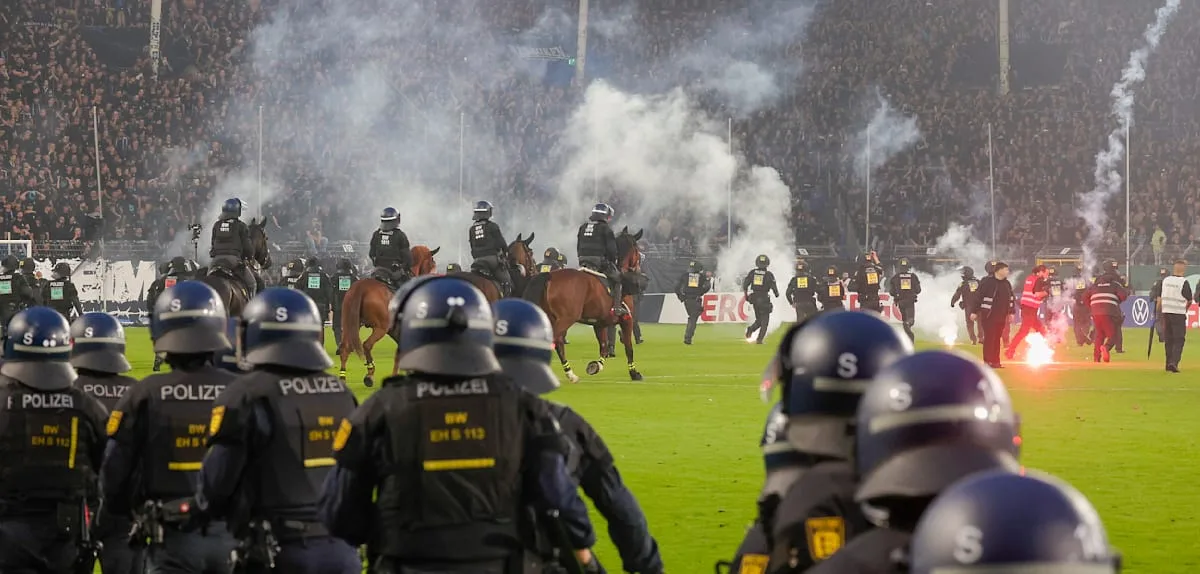 Pyros, Platzsturm, Polizei – Derby zwischen Kaiserslautern und Mannheim eskaliert