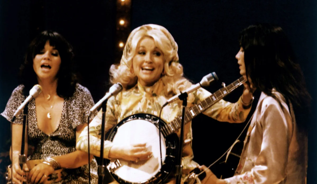 Linda Ronstadt Makes Rare Public Statement To Honor Dolly Parton: “The World Is A Poorer Place Without Her”