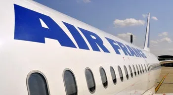 Avião da Air France regressou ao Porto após ter chocado com aves