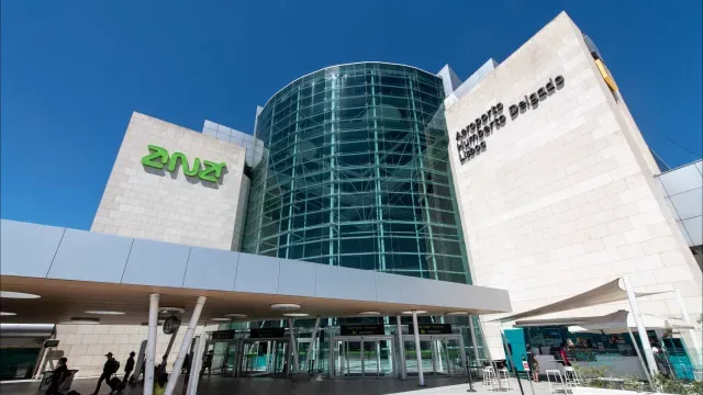 Homem procurado na UE por furto qualificado detido no Aeroporto de Lisboa