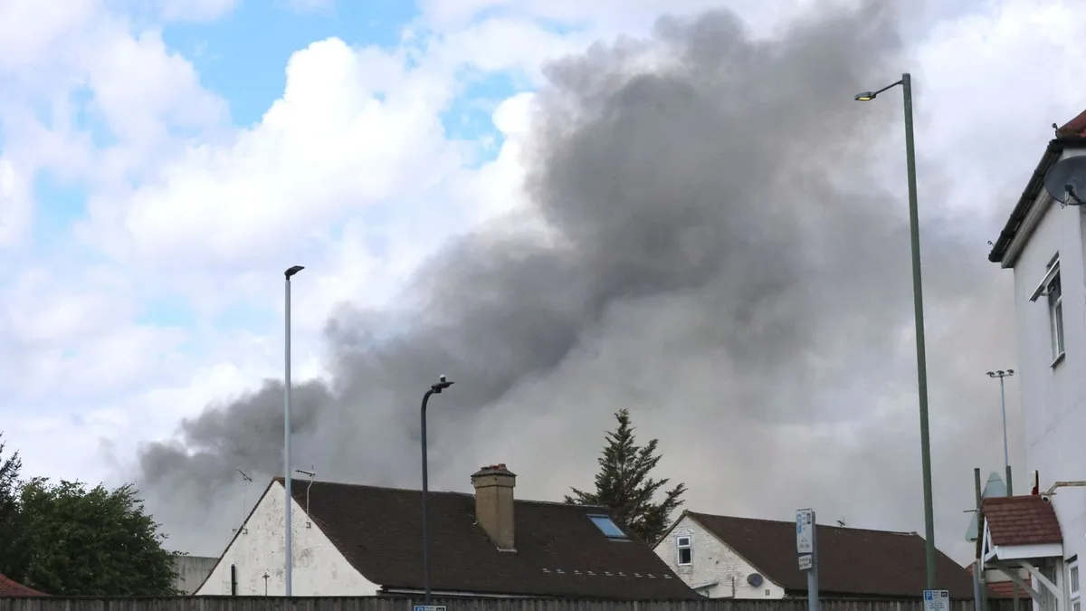 Un gran incendio en una nave industrial cerca de Wembley moviliza a 125 bomberos y colapsa el metro de Londres