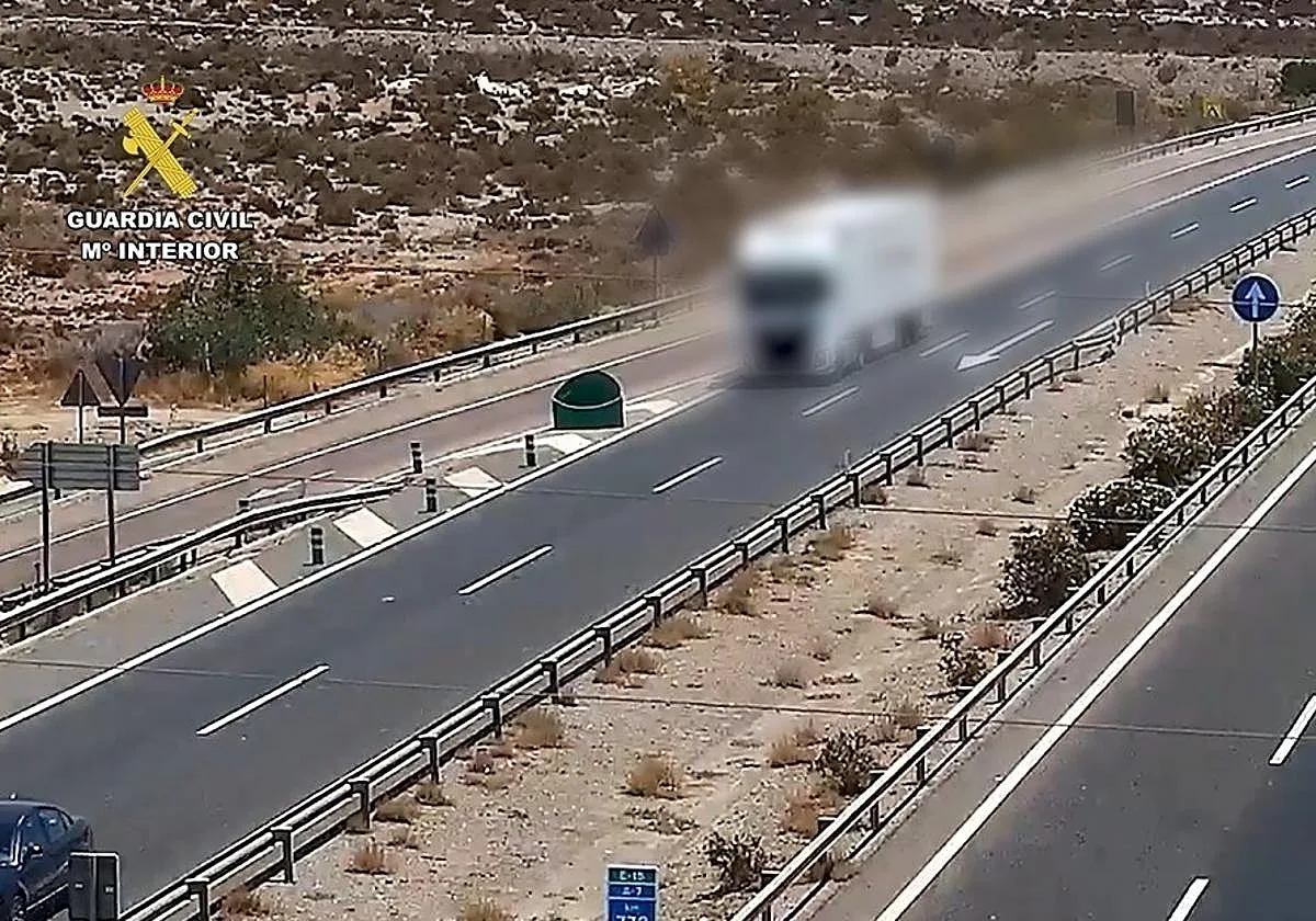 Un camión utiliza la marcha atrás en plena autovía para esquivar una retención en Almería