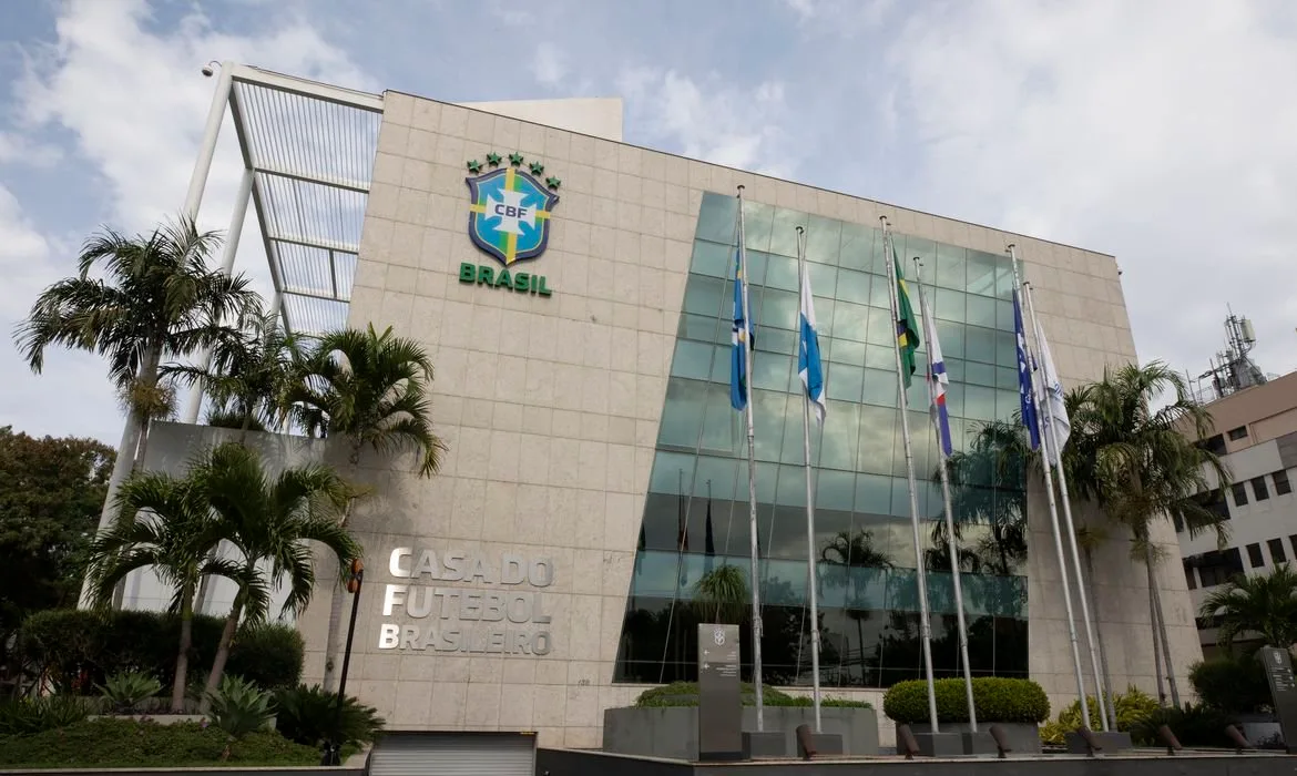 Tempo para cobrar lateral e 'só capitão fala': as novas regras da CBF para o futebol