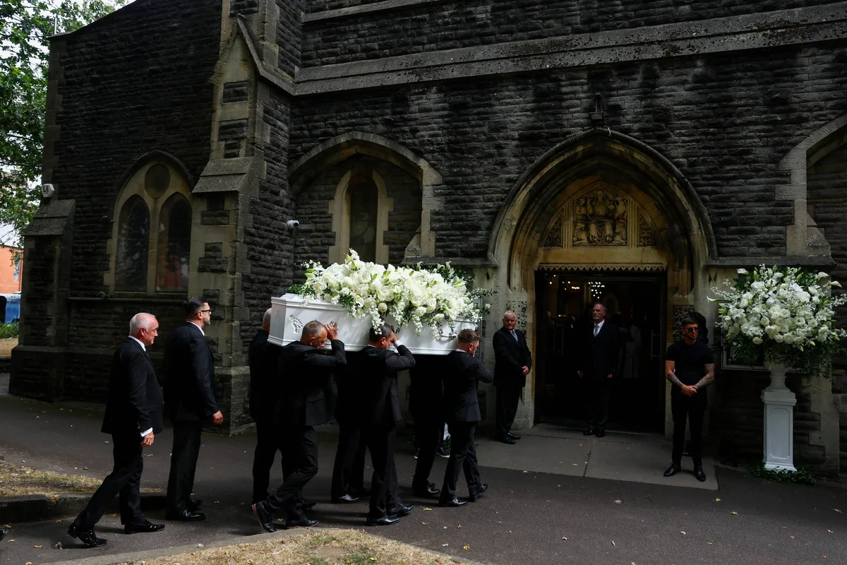 Funeral da cantora Bonnie Tyler reúne uma multidão emocionada no País de Gales