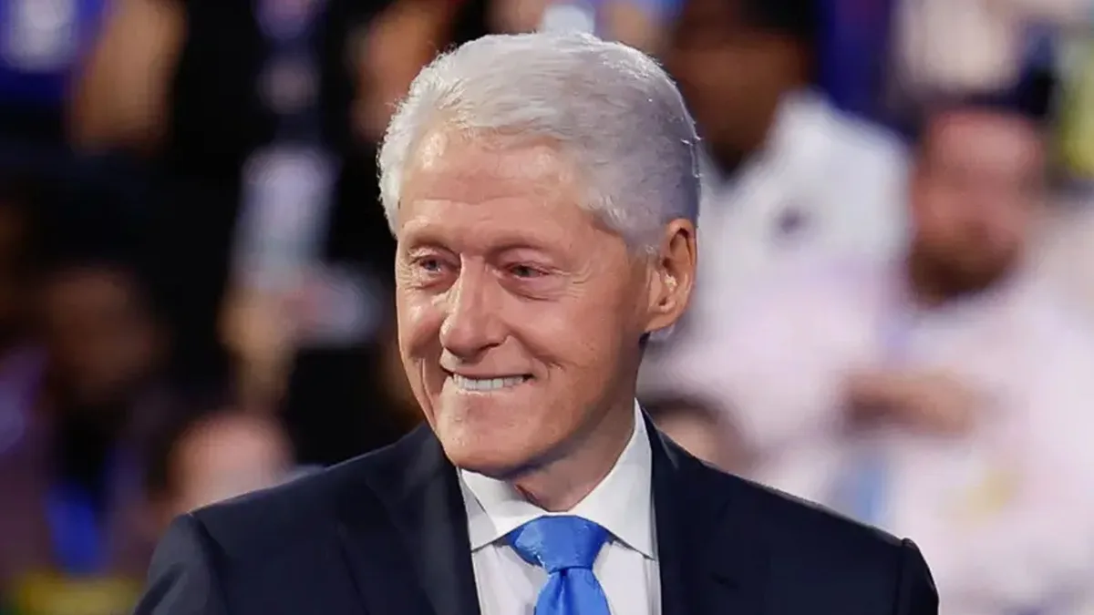 El pelo largo y la barba tupida de Bill Clinton en un look retro extremo para su 80 cumpleaños te dejarán boquiabierto