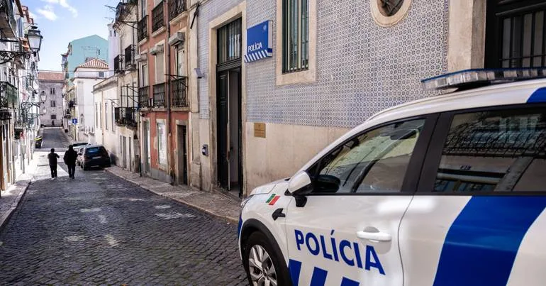 Quatro homens esfaqueados. Autor dos ferimentos em fuga