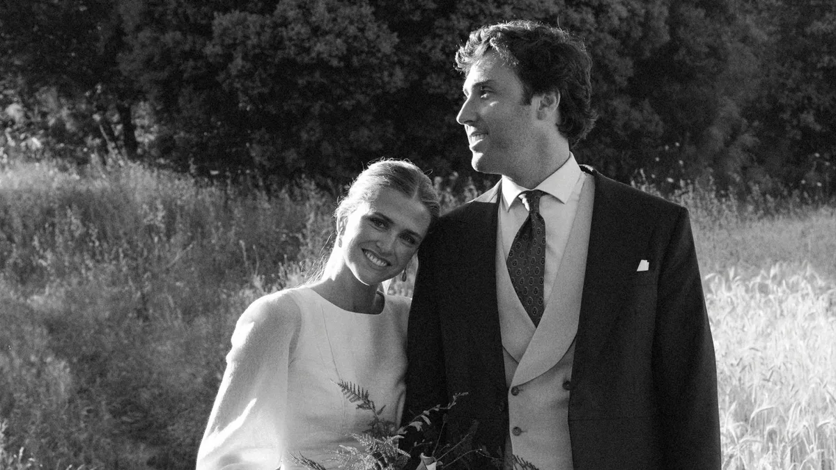 La boda de Irene y Federico: organizada en solo 9 meses, celebrada en la iglesia del colegio del novio y con un vestido lleno de movimiento
