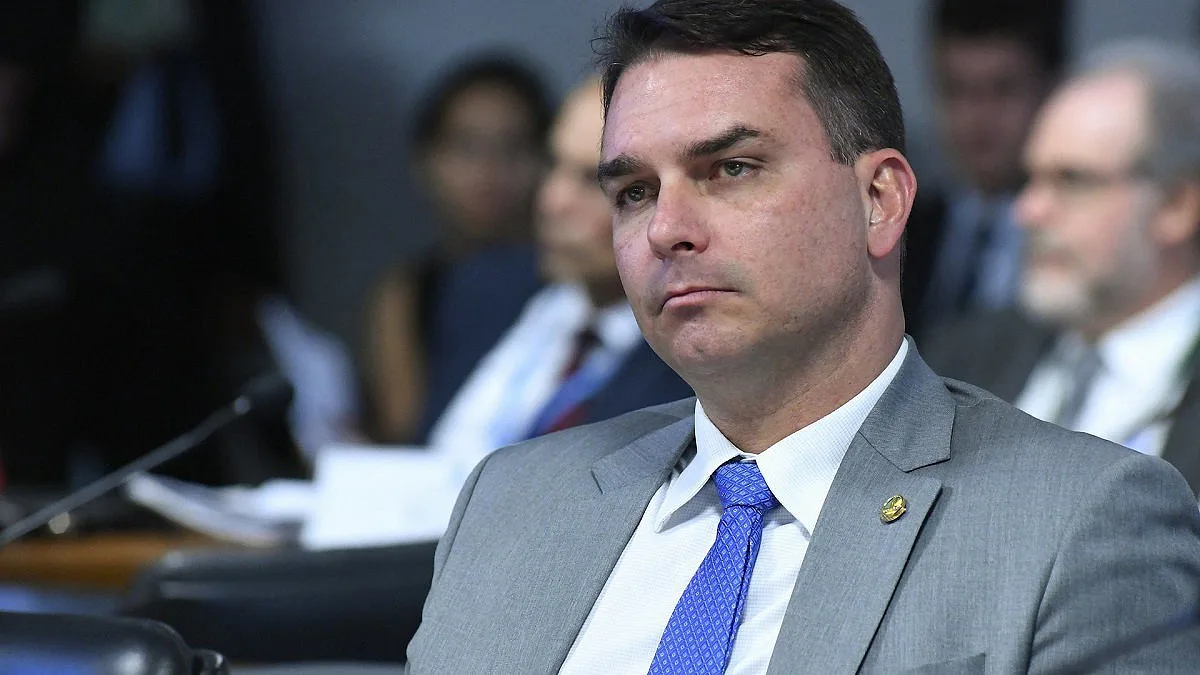 Flávio Bolsonaro ultrapassa Lula na primeira sondagem após as eleições: Brasil prepara segunda volta renhida