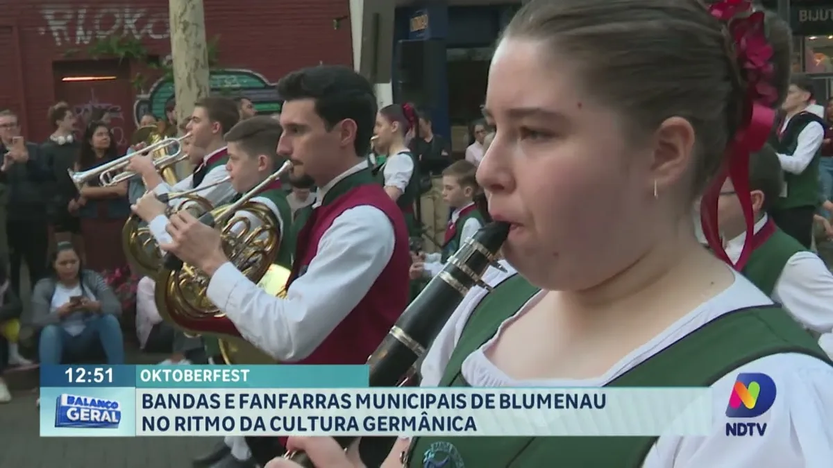 Da escola para a Oktoberfest: bandas e fanfarras de Blumenau participam da festa