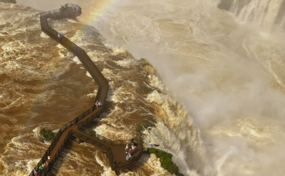 Passarelas das Cataratas do Iguaçu são reabertas após vazão do rio recuar