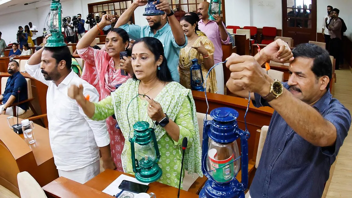 BJP councillors protest with lanterns against power cuts at Kozhikode Corporation Council meeting