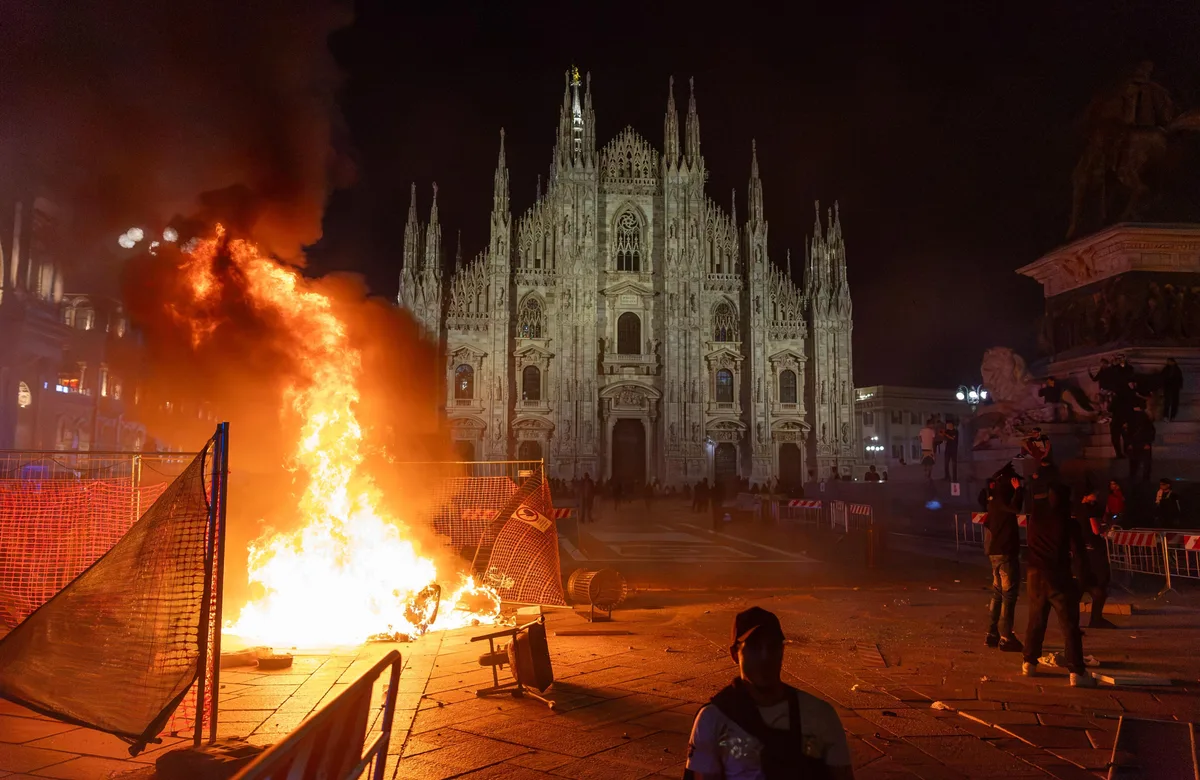 Las protestas se extendieron también a Italia: fuego frente a la catedral de Milán