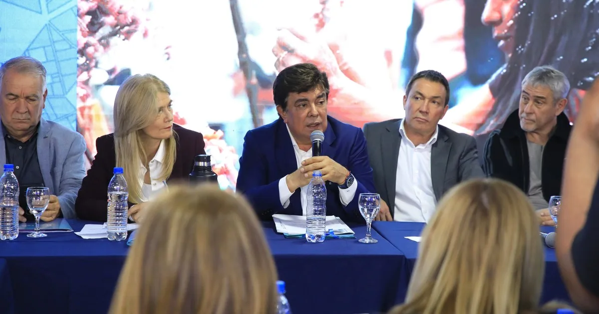 Espinoza, reelecto como presidente de la FAM, salió a disparar contra Milei