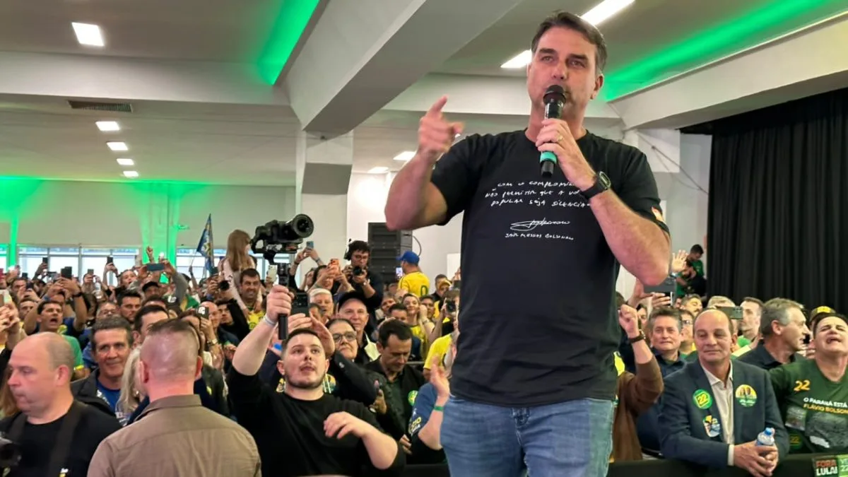 Flávio usa camisa com trecho de carta escrita por Jair Bolsonaro durante comício do PL em Chapecó
