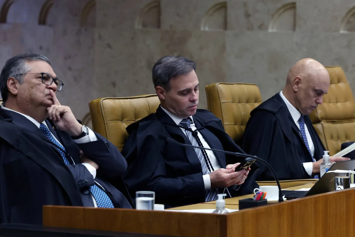 Supremo virou um despachante com arma no coldre