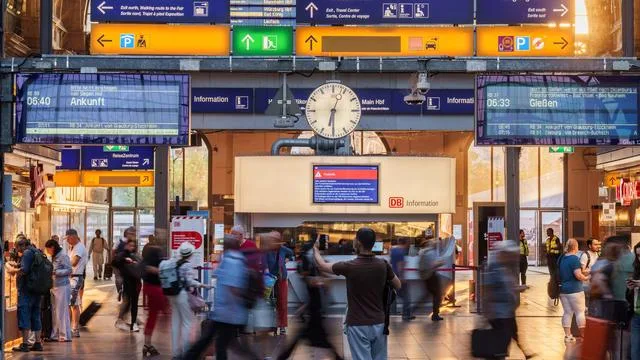 Falsche Ansage: Fehlalarm an Bahnhöfen fordert zu Evakuierung auf