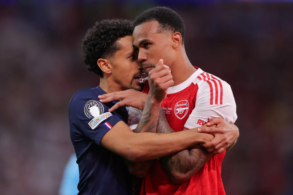 Marquinhos recebe prêmio por abraço em Magalhães na final da Champions