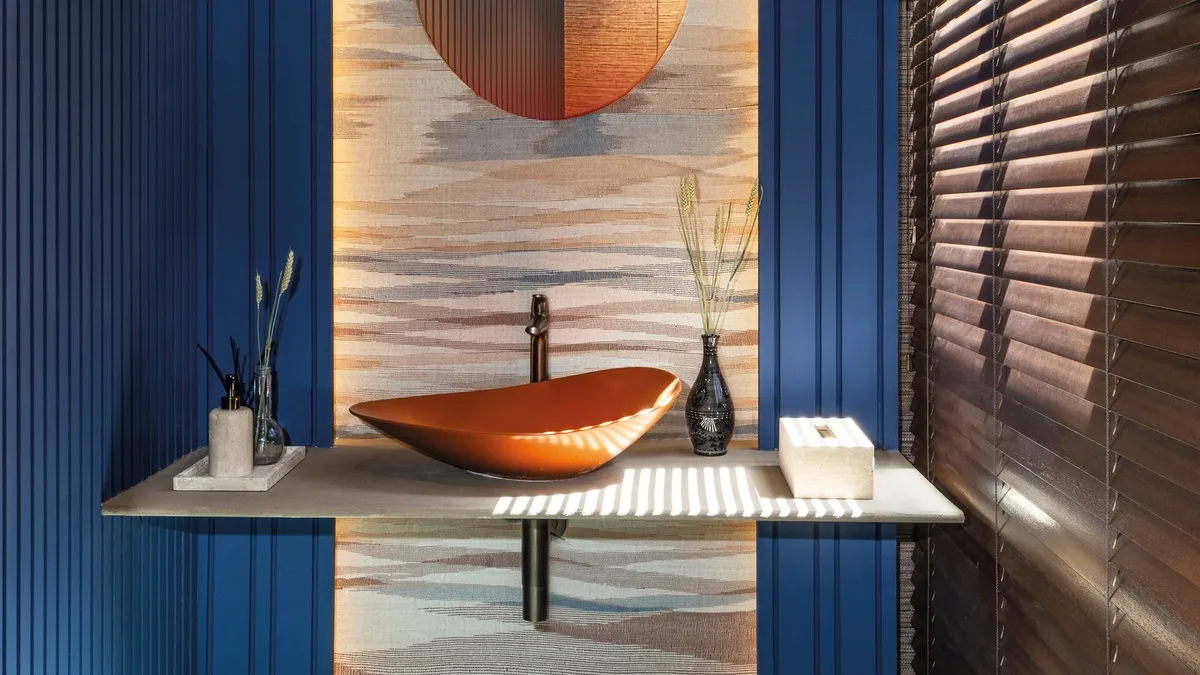 Adiós al baño pequeño, blanco y discreto: 10 ideas para darle personalidad con color, estampados y piezas especiales