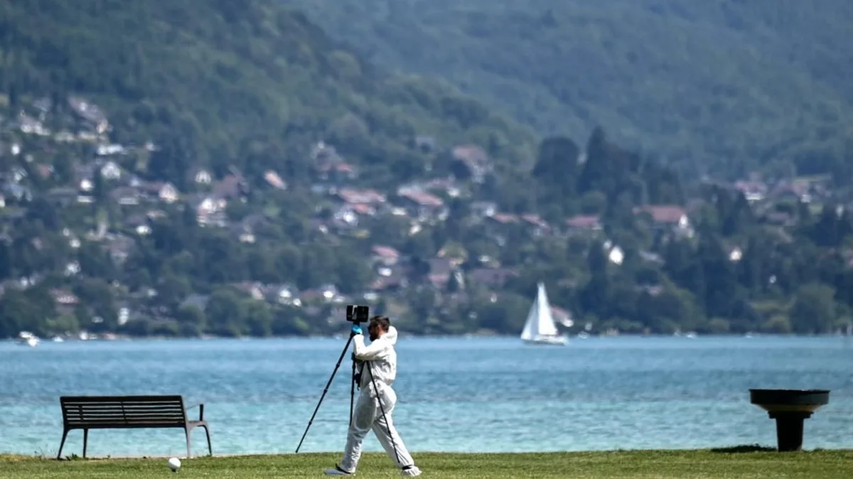 Des investigations en cours pour savoir si une arme découverte dans le lac d'Annecy pourrait être liée à la tuerie de Chevaline