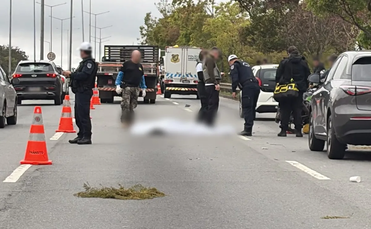 Motociclista de 32 anos morre após cair de moto e ser atropelado por caminhão na Linha Verde, no Xaxim