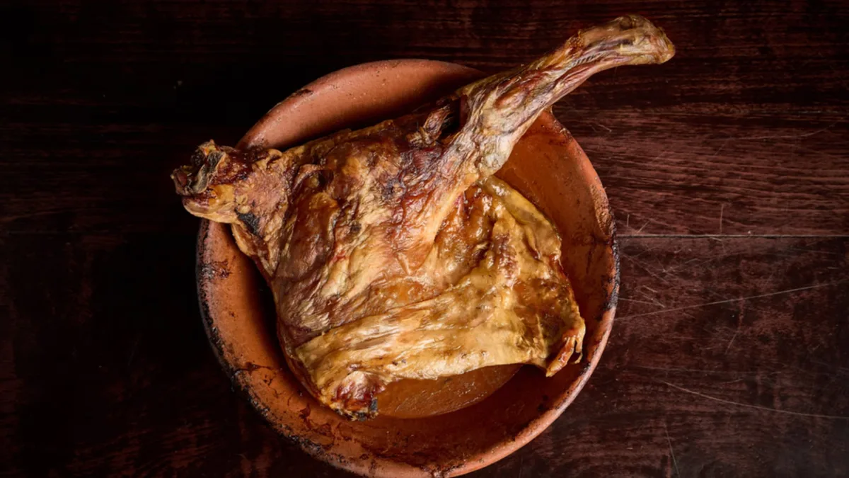 La receta de cordero asado como la hacen en este icónico restaurante madrileño: paso a paso